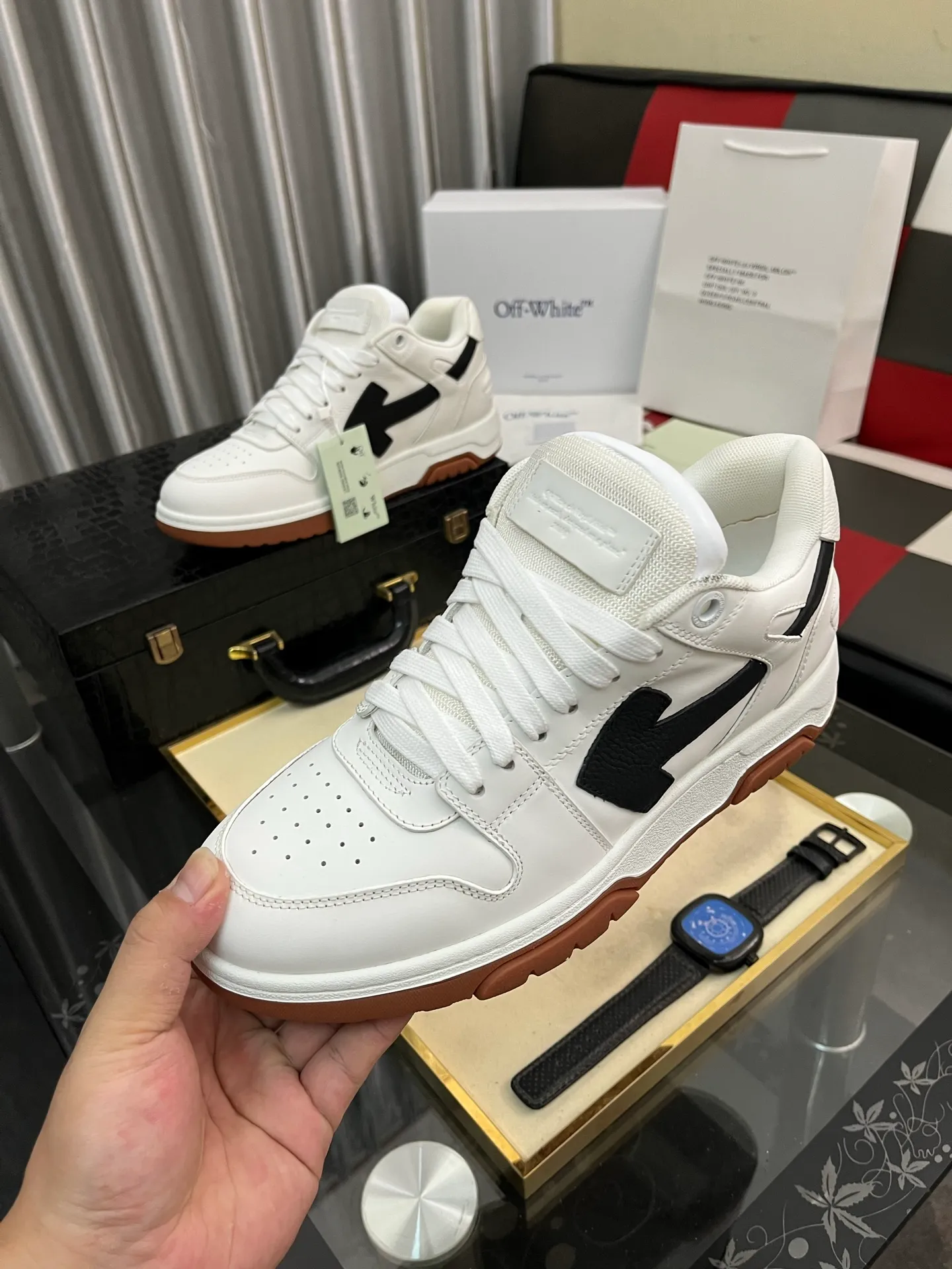 Men's shoes 💰600⌚️⌚️ OFF-White C/O VirGil Abloh fashionable and versatile casual shoes. Exclusive first release of the new model. Made of environmentally friendly cowhide leather and mesh fabric upper material. The insole is embedded with foam cushioning EVA material. The correct midsole is equipped with EVA lightweight cushioning. External tooth nail rubber outsole. The correct accessories can be customized simultaneously. Women's model: 35-40 Men's model: 39-45